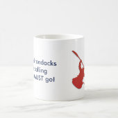 Adirondacksは呼びま-カヤックを漕ぎます マグカップ (中央)