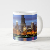 Adlerのプラネタリウムからのシカゴのスカイライン ジャンボコーヒーマグカップ (正面右)