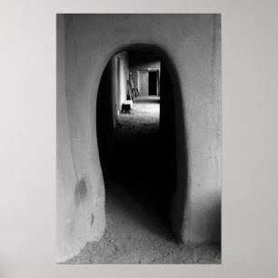Adobeの戸口の建築の黒く及び白い写真 ポスター