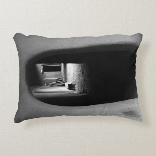 Adobe Passageway：白黒の写真 アクセントクッション (正面)