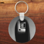 Adobe Passageway：白黒の写真 キーホルダー (正面)