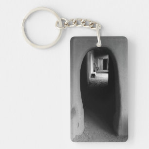 Adobe Passageway:白黒の写真 キーホルダー