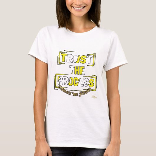 ADOM "プロセスを信じる" 女性用グラフィックTシャツ Tシャツ (正面)