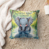 Adorable Baby Elephant and Reflection Personalized クッション (ブランケット)