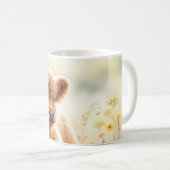 Adorable Baby Highland Cow In Flower Field コーヒーマグカップ (正面右)
