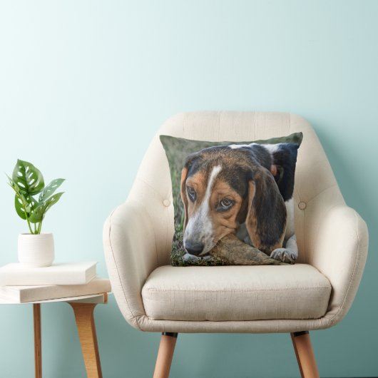 Adorable Beagle Chewing A Bone クッション (椅子)