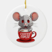 Adorable Caffeine Mouse in Red Mug セラミックオーナメント (裏面)