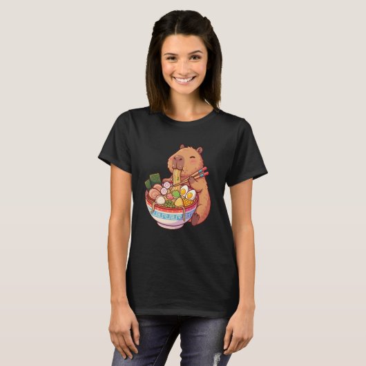 Adorable Capybara Eating Ramen Noodles Kawaii Desi Tシャツ (正面フル)