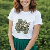 Adorable cat surrounded by green clover leaves トライブレンドTシャツ