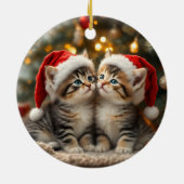 Adorable Christmas kitten with Santa hats セラミックオーナメント (裏面)