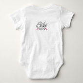 Adorable design 'Bébé 2025' ベビーボディスーツ (裏面)