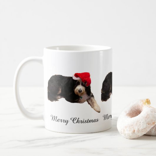 Adorable dog wearing a santa hat on a Christmas コーヒーマグカップ (ドーナツ)