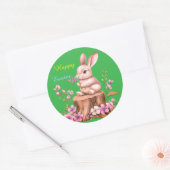 Adorable Easter Bunny on Tree Stump Sticker ラウンドシール (封筒)