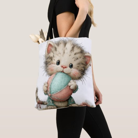 ADORABLE QUIRKY SUMMER THEMED KITTEN トートバッグ (クローズアップ)
