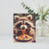 Adorable Raccoon Eats Spaghetti ポストカード (スタンド正面)
