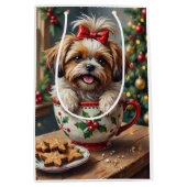 Adorable Shih Tzu Dog in Christmas Mug Cozy Art ミディアムペーパーバッグ (正面)