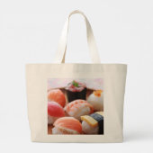 Adorable Sushi Selection on Wooden Plate Tote ラージトートバッグ (裏面)