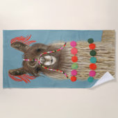 Adorned Llama – ブラウン ビーチタオル (正面)