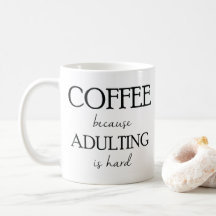 Adultingが堅いマグであるのでコーヒー
