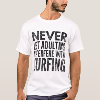 Adultingのサーフィンのサーファーの黒のおもしろいなギフト Tシャツ