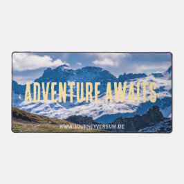 Adventure awaits Bergpanorama デスクマット