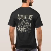Adventure Awaits – Campfire Camping Quote 2026 Des Tシャツ (裏面)