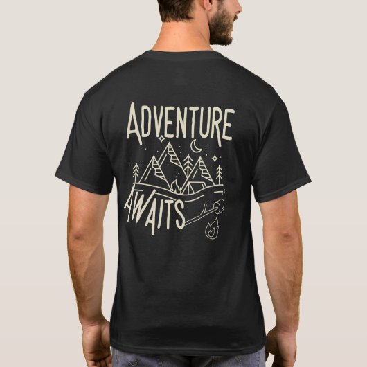 Adventure Awaits – Campfire Camping Quote 2026 Des Tシャツ (裏面)