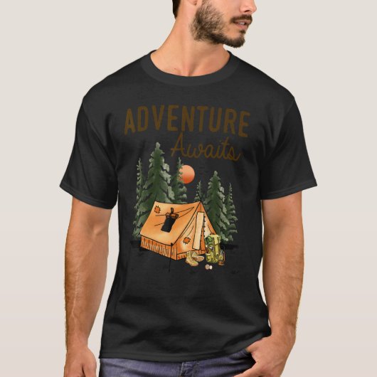 Adventure Awaits Camping   Camping Hiking Tシャツ (正面)