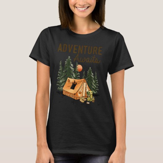 Adventure Awaits Camping   Camping Hiking Tシャツ (正面)