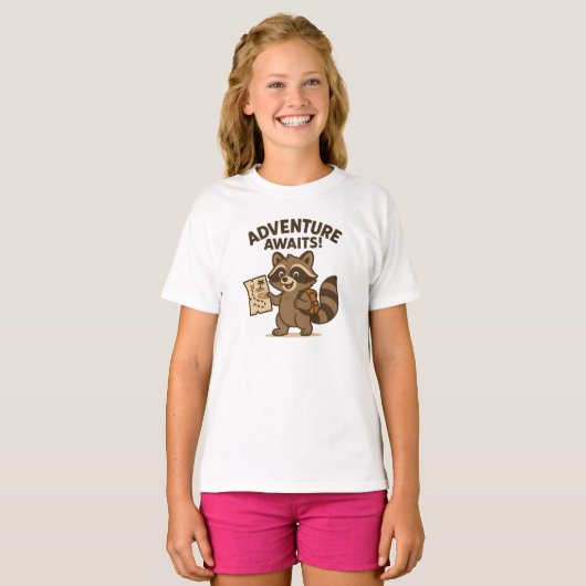 Adventure Awaits Cute Brown Raccoon Design Tシャツ (正面フル)
