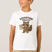 Adventure Awaits Cute Brown Raccoon Design Tシャツ (正面)