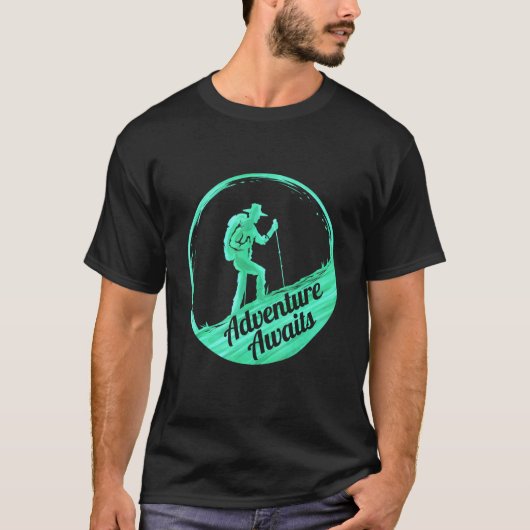 Adventure Awaits Dad Camping and Hiking Tシャツ (正面)