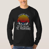 Adventure Awaits Explore & Hike The Mountains Pres Tシャツ (正面)