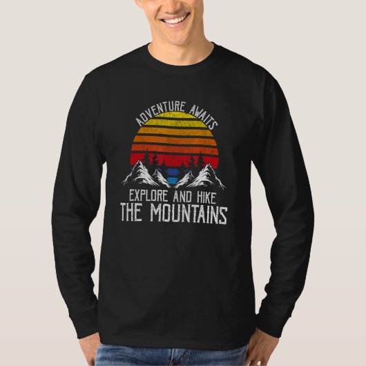 Adventure Awaits Explore & Hike The Mountains Pres Tシャツ (正面)