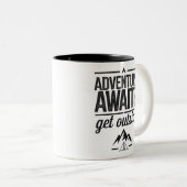 Adventure Awaits Get Outside Typography Design ツートーンマグカップ (正面右)