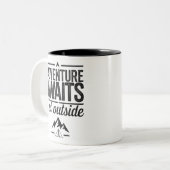 Adventure Awaits Get Outside Typography Design ツートーンマグカップ (正面左)