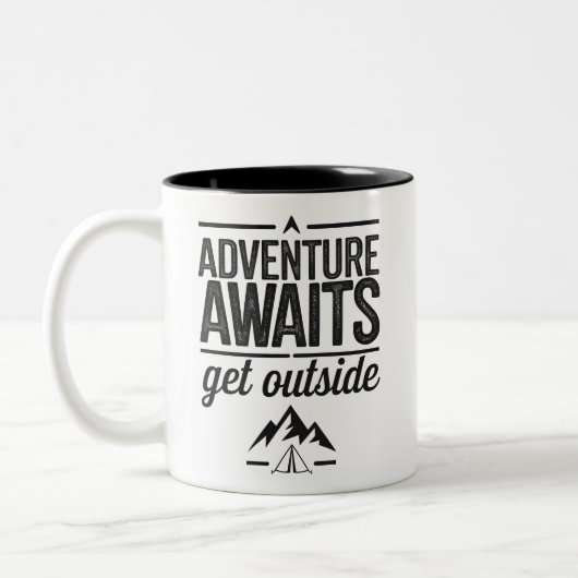 Adventure Awaits Get Outside Typography Design ツートーンマグカップ (左)