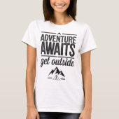 Adventure Awaits Get Outside Typography Design Tシャツ (正面)