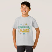 Adventure Awaits Kids Tee Tシャツ (正面フル)