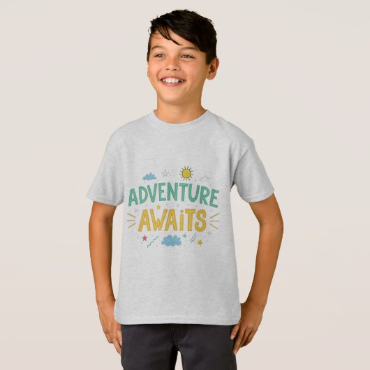 Adventure Awaits Kids Tee Tシャツ (正面フル)
