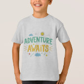 Adventure Awaits Kids Tee Tシャツ (正面)