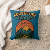 Adventure Awaits Minimalist Print - Outdoor Travel クッション (ブランケット)