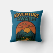 Adventure Awaits Minimalist Print - Outdoor Travel クッション (裏面)