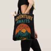 Adventure Awaits Minimalist Print - Outdoor Travel トートバッグ (クローズアップ)