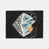 Adventure Awaits Mountain Hiking Camping Nature Lo フリースブランケット (正面(横))