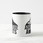 Adventure Awaits Mountain Hiking Design マグカップ (中央)