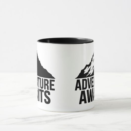 Adventure Awaits Mountain Hiking Design マグカップ (中央)