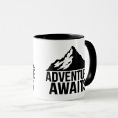 Adventure Awaits Mountain Hiking Design マグカップ (正面右)