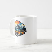 Adventure Awaits – Mountain Landscape Outdoor コーヒーマグカップ (正面左)