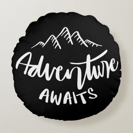 Adventure Awaits Mountain Quote ラウンドクッション (正面)